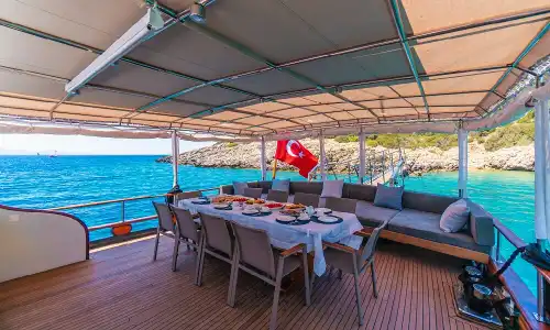 28 Metrelik Geniş Gulet, 12 kişilik Kapasitesiyle Bodrum’un Eşsiz Koylarında Unutulmaz Bir Tatil