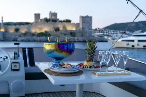 Bodrum’da Lüks Motoryat ile Konforlu ve Eşsiz Bir Mavi Yolculuk Deneyimi