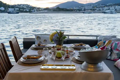 Bodrum’da Lüks Motoryat ile Konforlu ve Eşsiz Bir Mavi Yolculuk Deneyimi