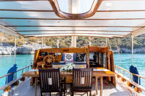 Bodrum'un Eşsiz Maviliğinde 5 Kabinli 10 Kişilik Lüks Gulet