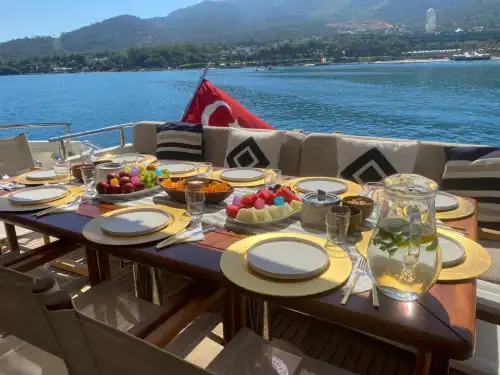 Bodrum'da Mavinin Her Tonunu Hissedin, Princess 72 Lüks Motoryat