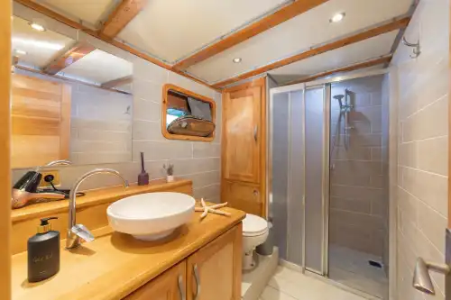 Bodrum'da Eşsiz Tasarıma Sahip, 23 Metre, 4 Kabinli Özel Yapım Motoryat