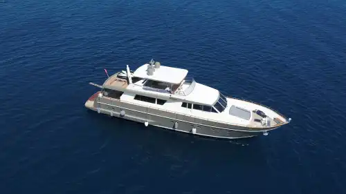 Bodrum'dan Marmaris'e, Zarif Tasarımlı 26 Metre, 4 Kabinli Lüks Motoryat