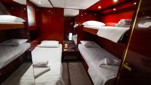 Bodrum'dan Marmaris'e, Zarif Tasarımlı 26 Metre, 4 Kabinli Lüks Motoryat