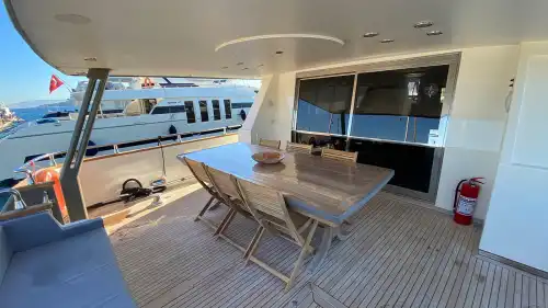 Bodrum'dan Marmaris'e, Zarif Tasarımlı 26 Metre, 4 Kabinli Lüks Motoryat