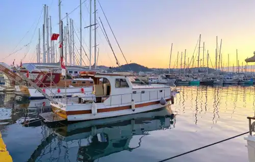 Bodrum’un Masmavi Denizinde, 12 Metre Uzunluğunda, 8 Kişilik Şık ve Fonksiyonel Tekne