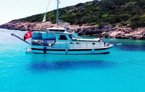 Bodrum’un Masmavi Denizinde, 12 Metre Uzunluğunda, 8 Kişilik Şık ve Fonksiyonel Tekne