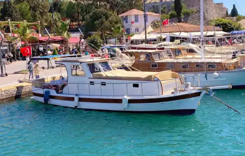 Bodrum’un Masmavi Denizinde, 12 Metre Uzunluğunda, 8 Kişilik Şık ve Fonksiyonel Tekne