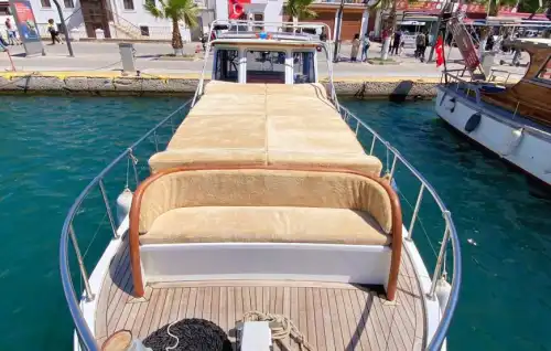 Bodrum’un Masmavi Denizinde, 12 Metre Uzunluğunda, 8 Kişilik Şık ve Fonksiyonel Tekne