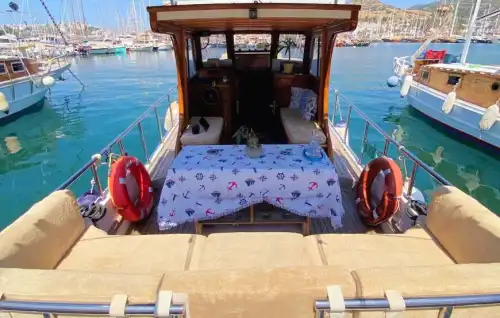 Bodrum’un Masmavi Denizinde, 12 Metre Uzunluğunda, 8 Kişilik Şık ve Fonksiyonel Tekne