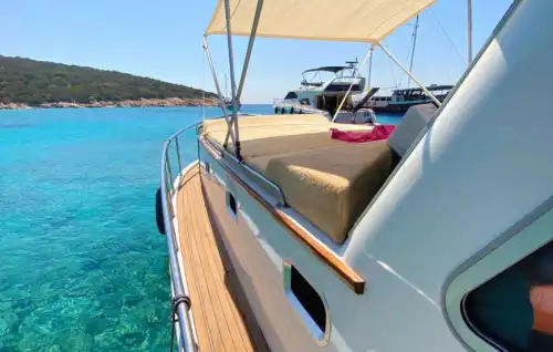 Bodrum’un Masmavi Denizinde, 12 Metre Uzunluğunda, 8 Kişilik Şık ve Fonksiyonel Tekne