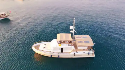 Bodrum’da Özel Yapım 3 Kabinli Motoryat: 6 Kişilik Lüks Deneyim