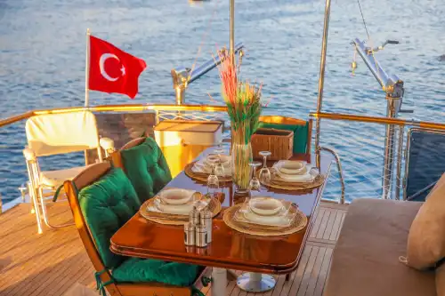 Bodrum’da Özel Yapım 3 Kabinli Motoryat: 6 Kişilik Lüks Deneyim