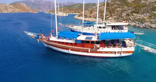 Bozburun’nun Turkuaz Sularında 5 Kabinli 10 Kişilik Konaklamalı Gulet