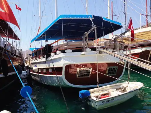 Bozburun’nun Turkuaz Sularında 5 Kabinli 10 Kişilik Konaklamalı Gulet