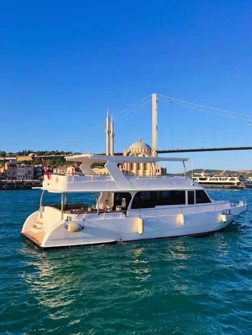 32-местная моторная яхта для деловых встреч на Босфоре