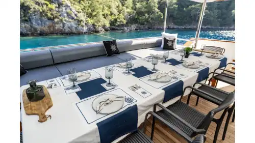 2023 Model Ultra Lüks Motoryat: Ana Güvertede Master Kabin Ayrıcalığı (28m, 12 Kişi)