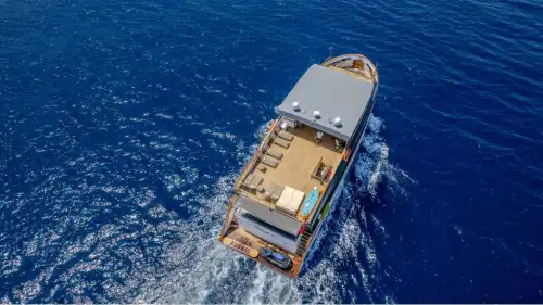 2023 Model Ultra Lüks Motoryat: Ana Güvertede Master Kabin Ayrıcalığı (28m, 12 Kişi)