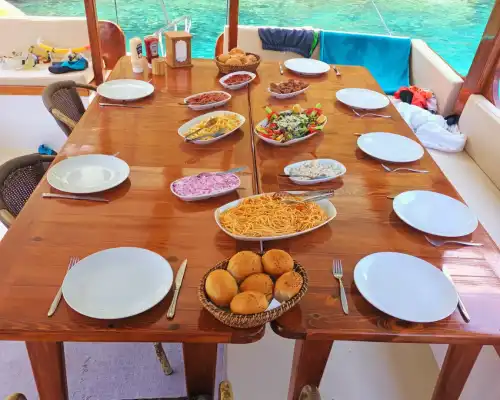 25 Kişilik Konforlu Tekne ile Fethiye Koylarını Keşfedin