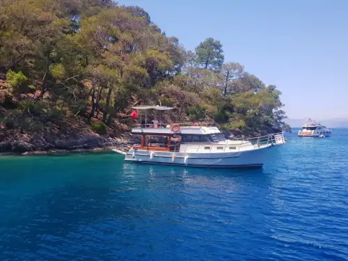 25 Kişilik Konforlu Tekne ile Fethiye Koylarını Keşfedin