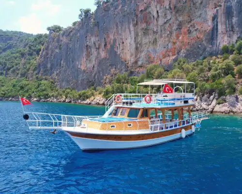Müzik, Güneş ve Deniz: Fethiye’de 12 Kişilik Tekne Keyfi