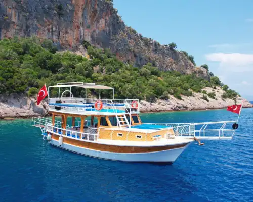 Müzik, Güneş ve Deniz: Fethiye’de 12 Kişilik Tekne Keyfi