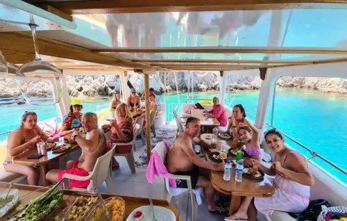 Fethiye'de 18 Metrelik Geniş Kapasiteli Özel Yapım Tekne ile Lüks Saatlik Turlar