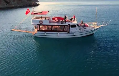 Fethiye'de 18 Metrelik Geniş Kapasiteli Özel Yapım Tekne ile Lüks Saatlik Turlar