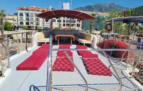 Fethiye'de 18 Metrelik Geniş Kapasiteli Özel Yapım Tekne ile Lüks Saatlik Turlar