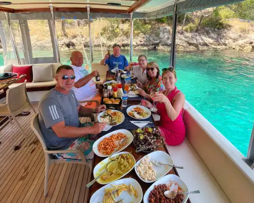 Fethiye’nin Benzersiz Koylarında Keyifli ve Konforlu Bir Gün Geçirin