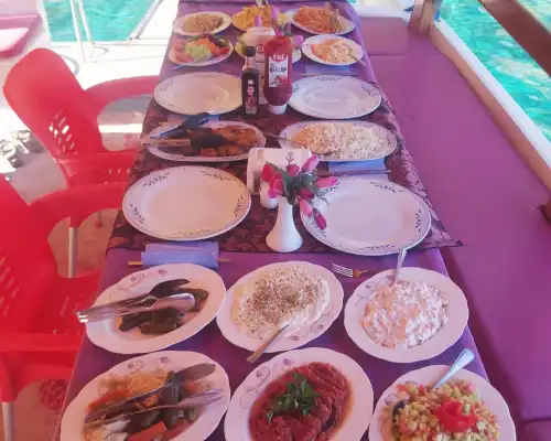 Fethiye Koylarında Büyük Gruplar İçin Şık ve Rahat Tekne Turu