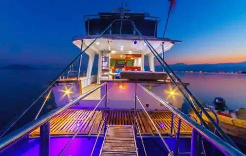 Fethiye Çıkışlı 14 Metrelik Trawler Marka Motoryat ile Unutulmaz Deniz Turları