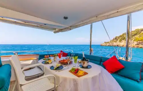 19-метровая роскошная и комфортная моторная яхта в бирюзовых водах Фетхие