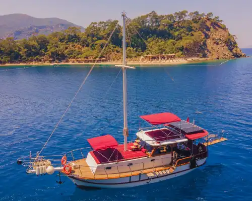 Откройте для себя великолепное побережье Гёчека с экипажем