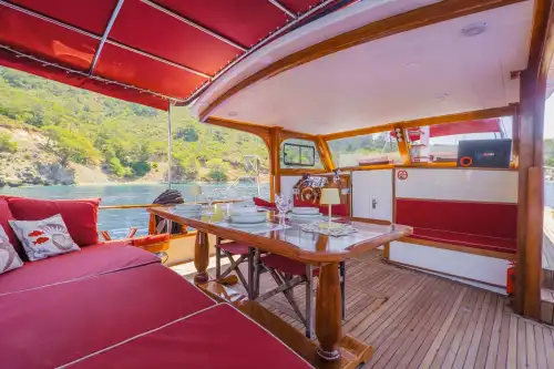 Откройте для себя великолепное побережье Гёчека с экипажем