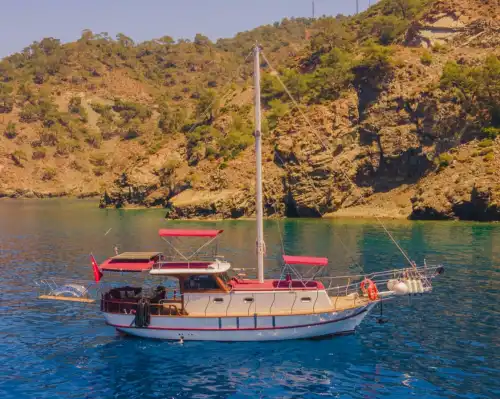 Откройте для себя великолепное побережье Гёчека с экипажем