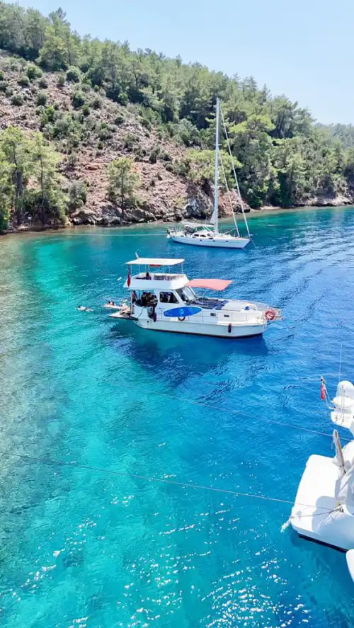 Вместимость 10 человек, экипаж на борту и топливо включено