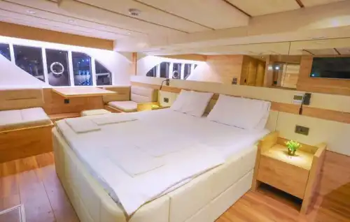 Круиз в Геджеке на комфортабельной и стильной траулерной яхте на 12 человек