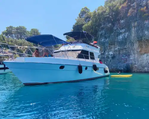 13m Custom-Built Yacht – Spacious Cabins, Ultimate Comfort