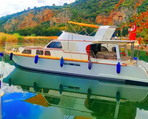 Luxury 2-Cabin Motor Yacht – Perfect for Special Occasions