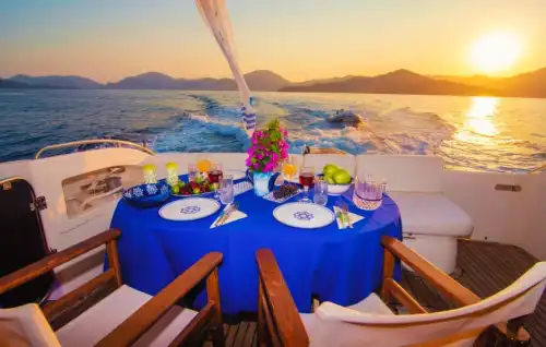 Роскошное размещение на яхте Princess в Гёджеке. Идеальный вариант для купания и туризма.