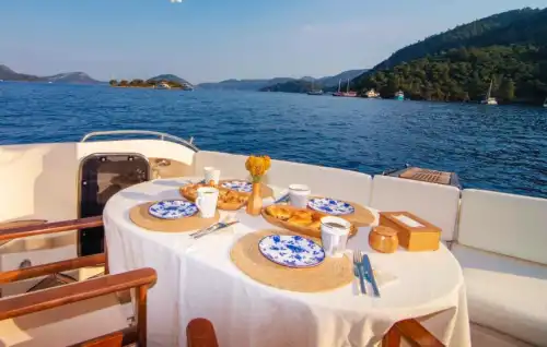 Роскошное размещение на яхте Princess в Гёджеке. Идеальный вариант для купания и туризма.