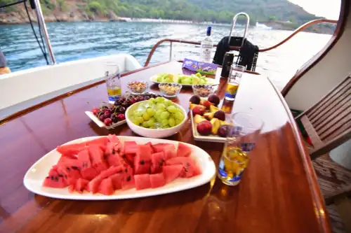 Göcek Tekne Kiralama | 12 Kişi Günübirlik, 6 Kişi Konaklamalı, Klimalı, Yakıt Dahil