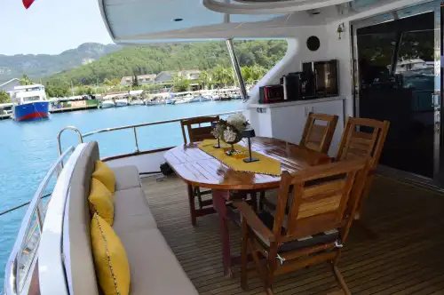 Göcek'te 27 Metrelik Lüks Motor Yat ile Unutulmaz VIP Deniz Tatili