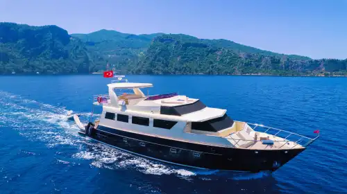 Göcek’te Trawler Konforu: 12 Kişilik Lüks Tekne Kiralama