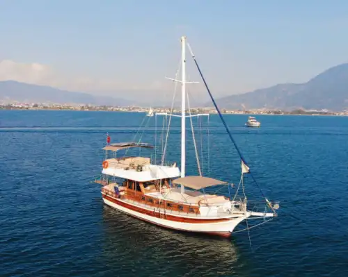 Fethiye’de Aileler İçin 12 Kişilik Konforlu Özel Tekne