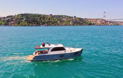 Anadolu Hisarı’ndan Ayrıcalıklı Bir Deniz Turu İçin Lüks Yat Kiralayın!
