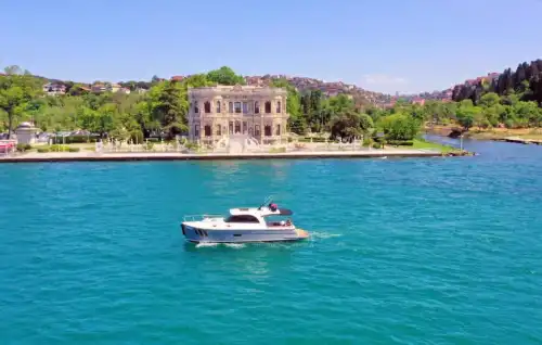 Anadolu Hisarı’ndan Ayrıcalıklı Bir Deniz Turu İçin Lüks Yat Kiralayın!