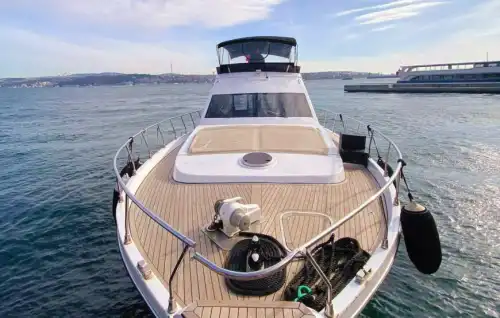 Наслаждение VIP-моторной яхтой в синих водах Босфора – аренда с капитаном