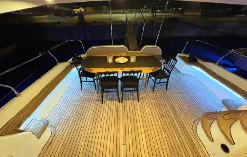 Наслаждение VIP-моторной яхтой в синих водах Босфора – аренда с капитаном